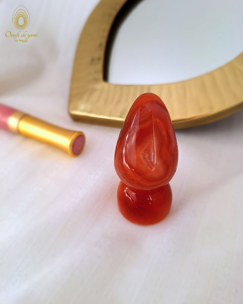 *Coffret Prestige - L'œuf de yoni et le socle amplificateur de la créativité et de la fertilité - Cornaline moyen non troué