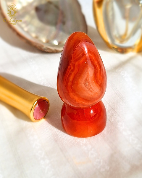 *Coffret Prestige - L'œuf de yoni et le socle amplificateur de la créativité et de la fertilité - Cornaline moyen non troué