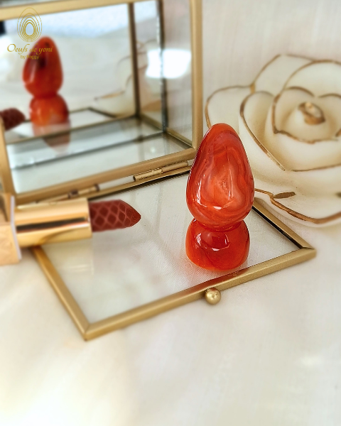 *Coffret Prestige - L'œuf de yoni et le socle amplificateur de la créativité et de la fertilité - Cornaline moyen non troué