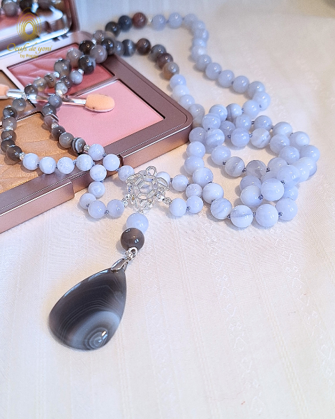 Mala Animaux Totem - la Tortue : agate botswana, calcédoine bleue
