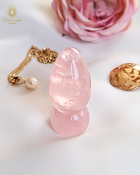 Coffret Prestige - L'oeuf de yoni et le socle amplificateur de la guérison de vos blessures d'amour - Quartz rose irisé de Madagascar moyen non troué - Précommande