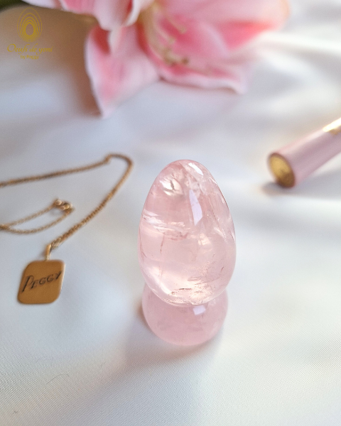 Coffret Prestige - L'oeuf de yoni et le socle amplificateur de la guérison de vos blessures d'amour - Quartz rose irisé de Madagascar moyen non troué