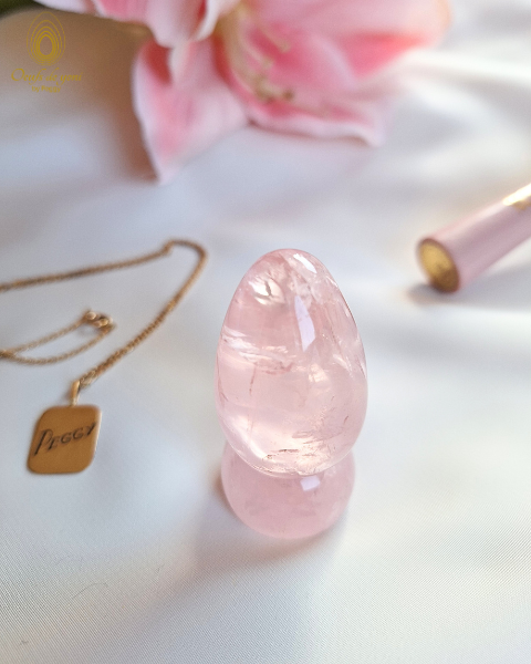 Coffret Prestige - L'oeuf de yoni et le socle amplificateur de la guérison de vos blessures d'amour - Quartz rose irisé de Madagascar moyen non troué - Précommande