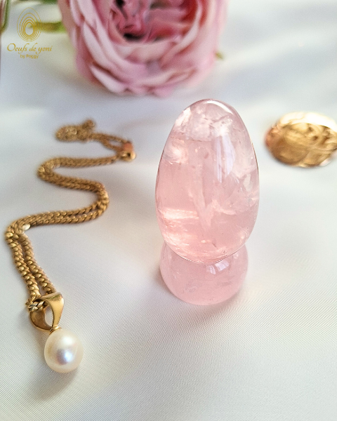Coffret Prestige - L'oeuf de yoni et le socle amplificateur de la guérison de vos blessures d'amour - Quartz rose irisé de Madagascar moyen non troué