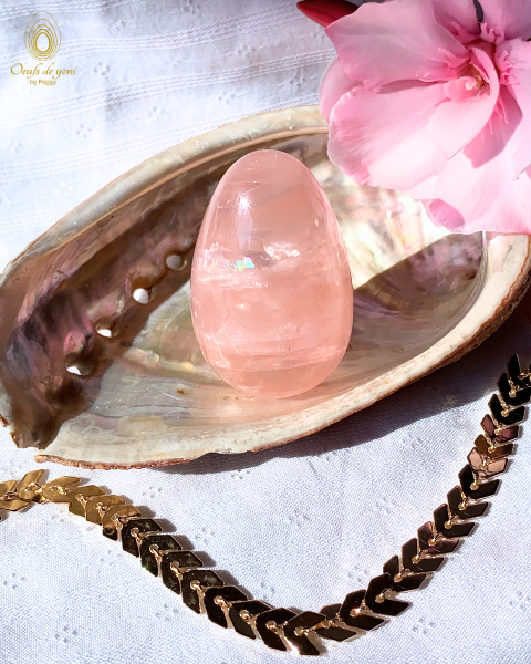 Coffret Prestige - L'oeuf de yoni et le socle amplificateur de la guérison de vos blessures d'amour - Quartz rose irisé de Madagascar moyen non troué