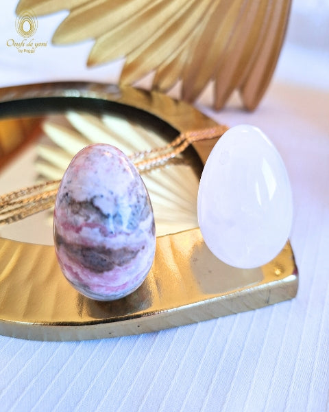 Coffret 2025 - Les oeufs de yoni de l'épanouissement féminin - Quartz givré et Rhodonite paysage moyen troué