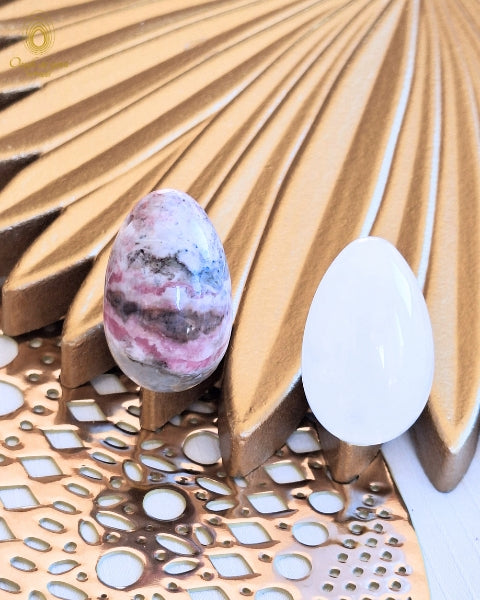 Coffret 2025 - Les oeufs de yoni de l'épanouissement féminin - Quartz givré et Rhodonite paysage moyen troué