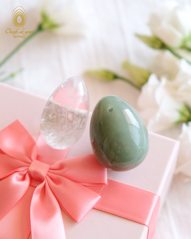 coffret-duo-oeufs-amplificateurs-sentiment-amoureux-oeufs-de-yoni-aventurine-verte-et-quartz-cristal-moyens-troues