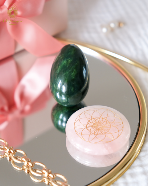 coffret-special-oeuf-puissance-feminine-et-rond-rechargement-oeuf-de-yoni-jade-vert-nephrite-moyen-non-troue-plus-rond-quartz-rose-et-fleur-de-douceur