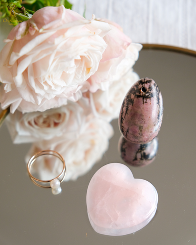 Coffret-amour-œuf-compassion-et-cœur-energetique-rhodonite-moyen-troue-et-cœur-quartz-rose
