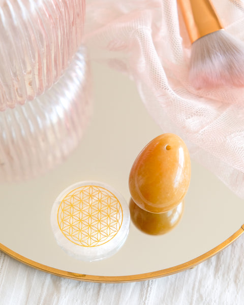 coffret-special-oeuf-stimulateur-joie-de-vivre-plus-rond-rechargement-energetique-oeuf-de-yoni-aventurine-jaune-moyen-troue-plus-rond-quartz-cristal