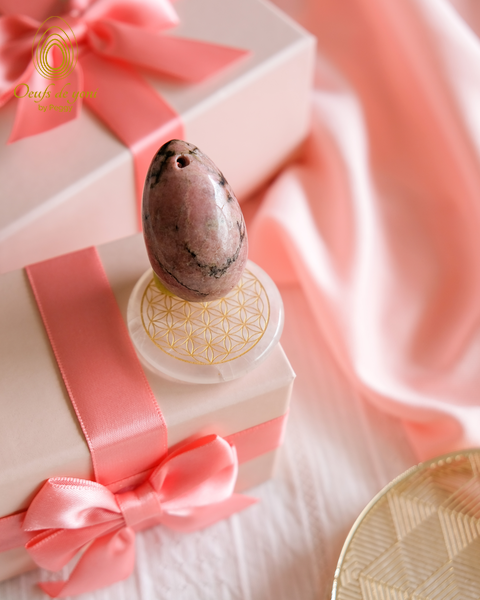 coffret-special-oeuf-compassion-plus-rond-rechargement-energetique-oeuf-de-yoni-rhodonite-moyen-troue-plus-rond-quartz-cristal