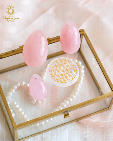 coffret-special-oeuf-guerison-blessures-amour-plus-rond-rechargement-energetique-3-oeufs-de-yoni-quartz-rose-troues-plus-rond-quartz-cristal