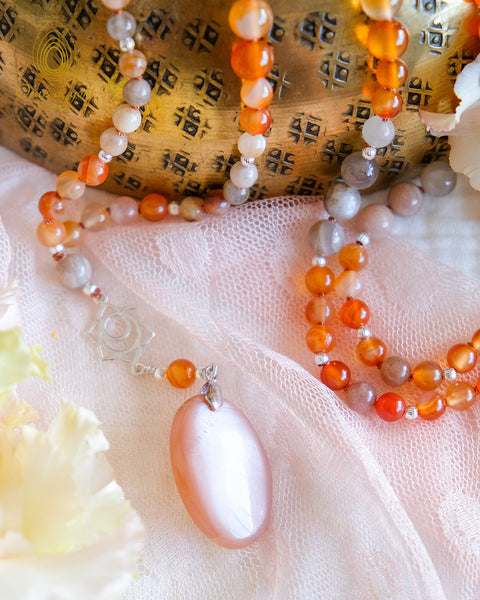 Mala by Peggy - Collection Chakras - chakra sacré - pierre de lune pêche - cornaline