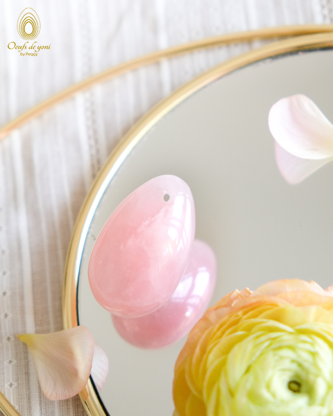 Coffret Lumineuse - Féminité, Douceur, Energie - La bougie Divine 100ml, l'œuf de yoni en quartz rose moyen troué et le livre